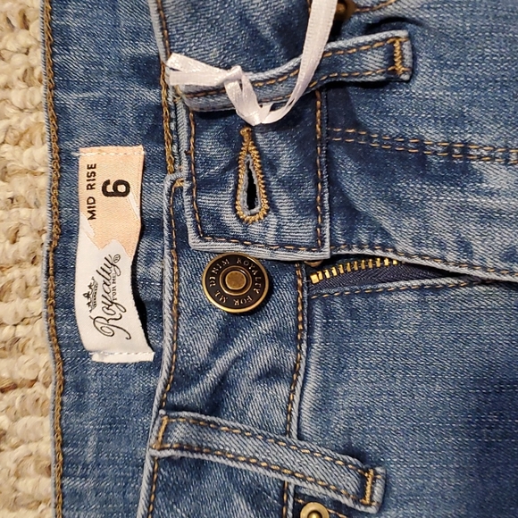 CB Royalty Womans Mid Rise Straight Jean, Size 6 - Picture 6 of 16